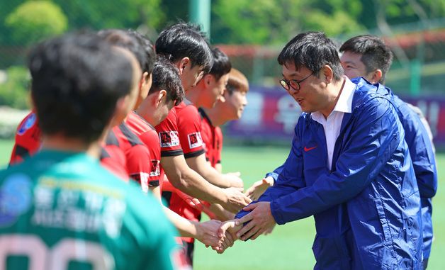 선수단 격려하는 최휘영 장관