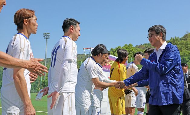 선수단 격려하는 최휘영 장관