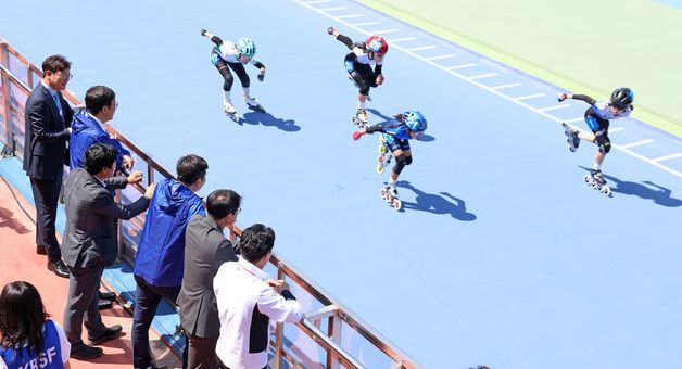 최휘영 장관·유승민 회장, 인라인스케이트 경기 관전