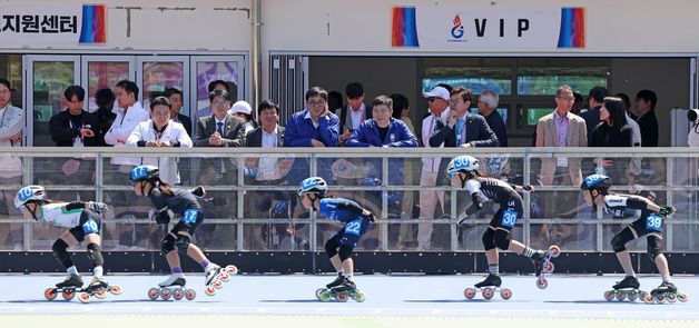 최휘영 장관·유승민 회장, 인라인스케이트 경기 관전