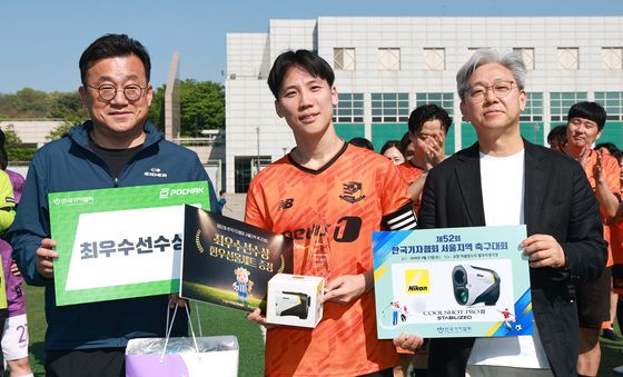 뉴스1, 기협 축구대회 사상 첫 '우승'…성동권 기자 '최우수 선수상' 수상