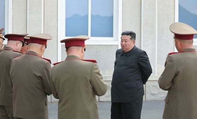 김정은, 인민혁명군 창건일 맞아 서부지구 기계화보병부대 방문