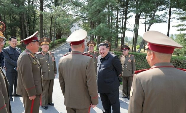 김정은, 인민혁명군 창건일 맞아 서부지구 부대 방문