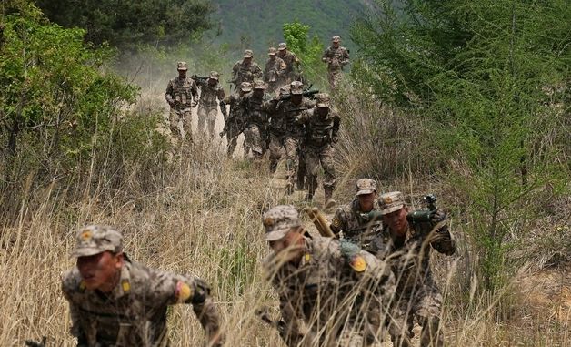 北 인민혁명군 창건일 맞아 박격포병 사격경기…김정은 참관