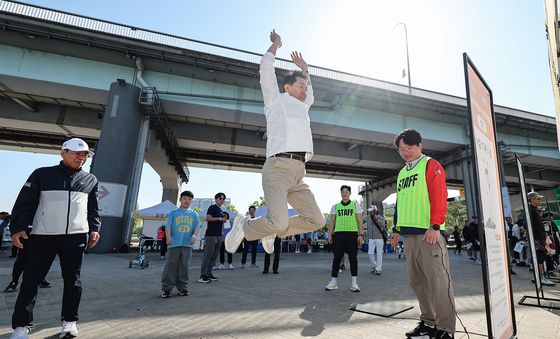 높이뛰기 검사하는 오세훈 시장
