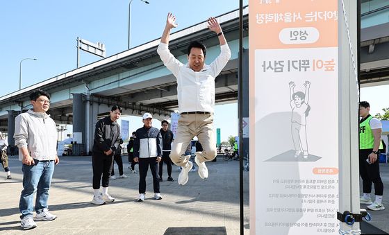 높이뛰기 검사하는 오세훈 시장