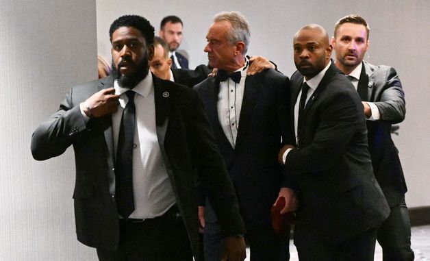 [포토] 백악관 출입기자단 행사장서 대피하는 美보건장관