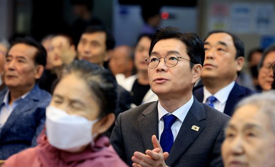 주말 예배 참석해 찬송가 부르는 정원오 서울시장 후보