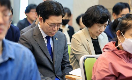 기도하는 정원오 서울시장 후보 부부