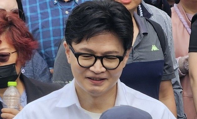 "배신자" 외침에…항의 현장 지켜보는 한동훈 전 대표