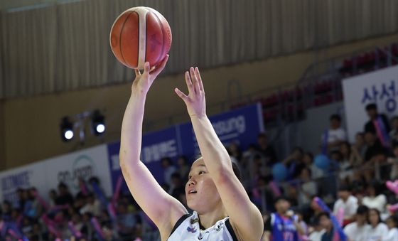 슛 하는 송윤하