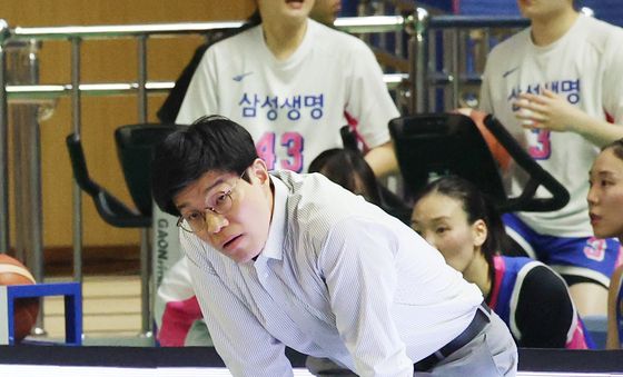 경기 지켜보는 하상윤 감독