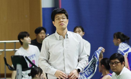 경기 지켜보는 하상윤 감독