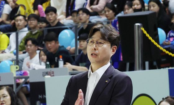 선수들 격려하는 김완수 감독