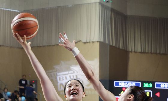 슛 하는 송윤하