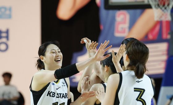 기뻐하는 KB스타즈 선수들