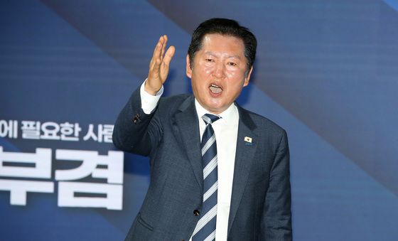 연설하는 정청래 대표