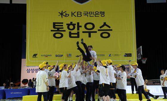 하현용 감독대행 헹가래하는 KB 선수들