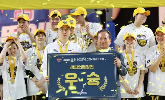 신상훈 총재와 함께 기념 촬영하는 김완수 감독