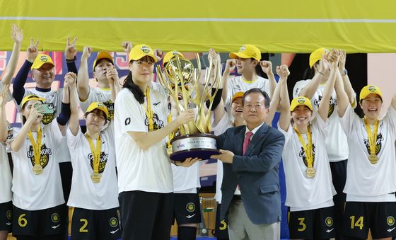 신상훈 총재와 함께 기념 촬영하는 박지수