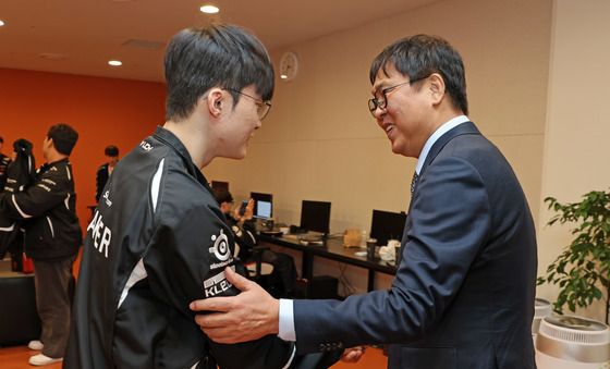 '페이커' 이상혁과 악수하는 최휘영 장관