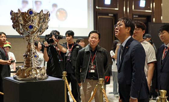 트로피 살펴보는 최휘영 장관