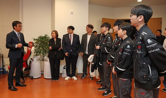 T1 선수들과 대화하는 최휘영 장관