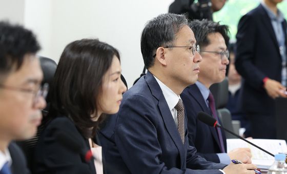 발언 듣는 이형일  차관