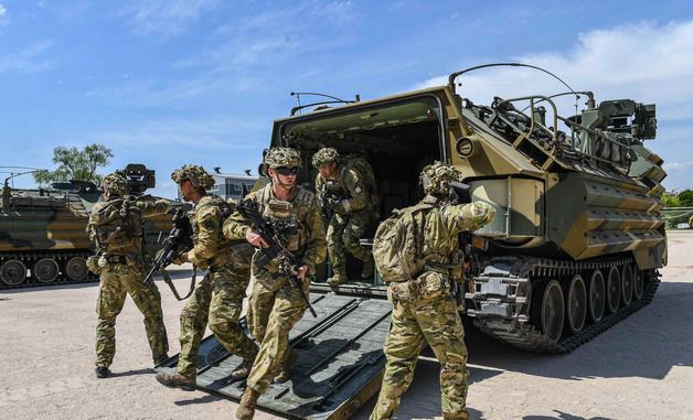 KAAV 승하차 훈련하는 한국 해병대와 뉴질랜드 육군 장병들