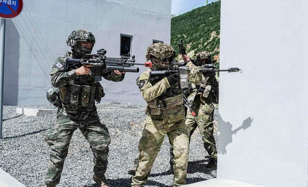 도시지역작전 실시하는 한국 해병대와 뉴질랜드 육군 장병들