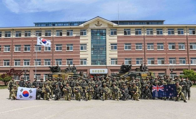 기념 촬영하는 한국 해병대와 뉴질랜드 육군 장병들