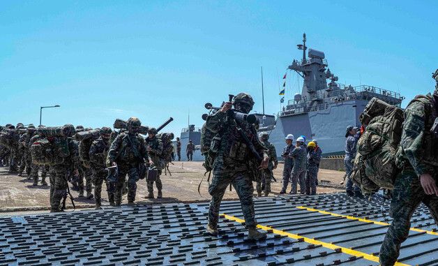 2026년 전반기 합동상륙훈련 위해 상륙함 탑승하는 장병들