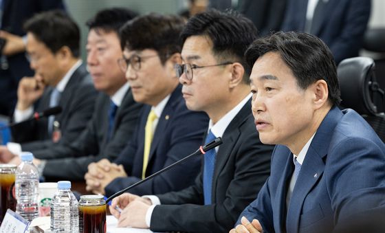 취재진 질문 답하는 이병래 손해보험협회장