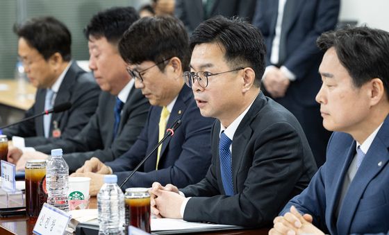 질문 답하는 신진창 금융위 사무처장