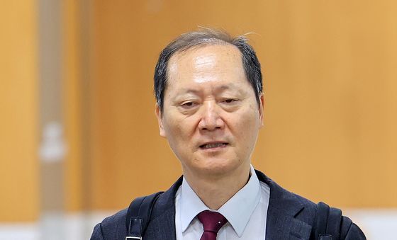 법원 들어서는 이완규 전 법제처장