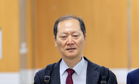 법원 들어서는 이완규 전 법제처장