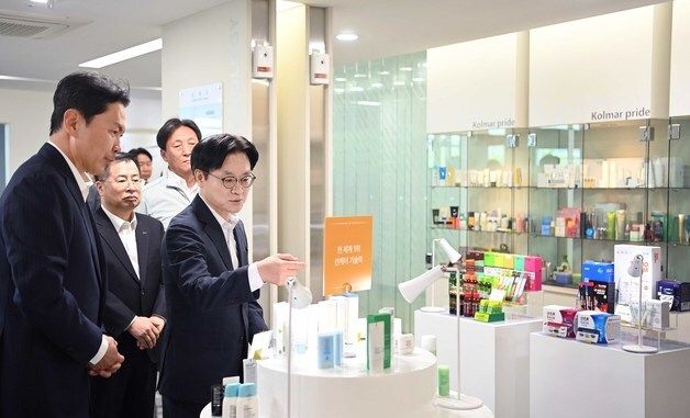 1호 유턴기업 시설 둘러보는 김정관 장관