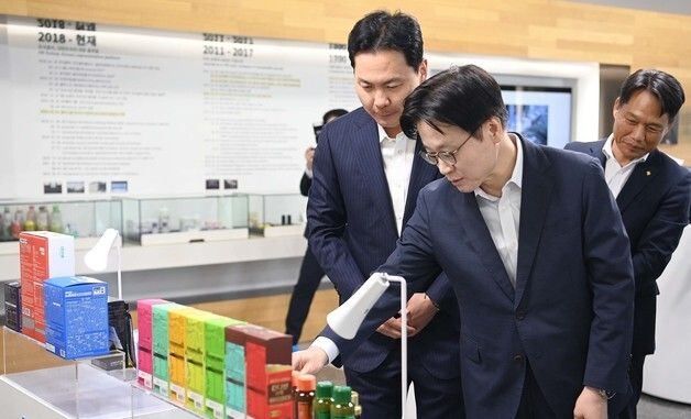 제품 살펴보는 김정관 장관