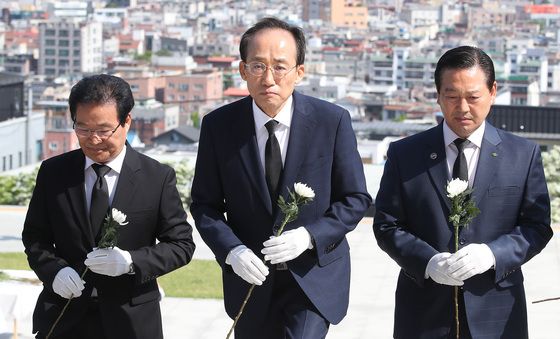 지역 출마자와 함께 헌화하는 추경호 후보