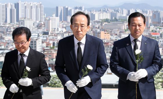 충혼탑 참배하는 김용판·추경호·조재구