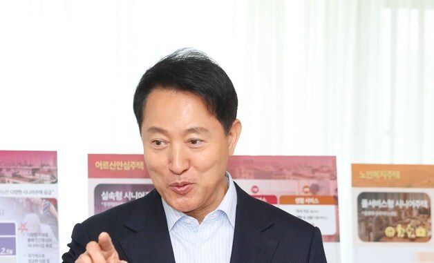 취재진 질문 답변하는 오세훈 시장