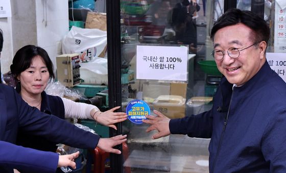 고유가 피해지원금 첫날 시장 찾은 윤호중 장관