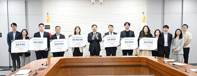특별성과 포상 수여자들과 기념 촬영하는 구윤철 부총리