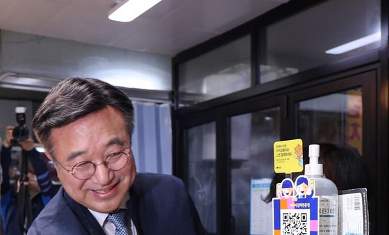 고유가 피해지원금 지급첫날 현장점검 나선 윤호중 장관