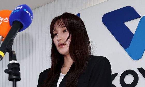 두 손 모은 안혜진