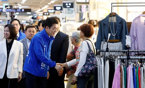시민들과 인사 나누는 정원오 후보