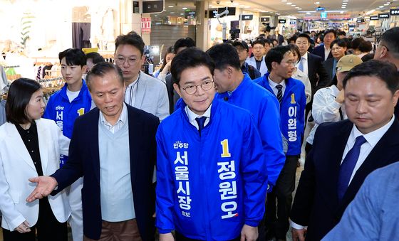 고속터미널 지하상가 둘러보는 정원오 후보