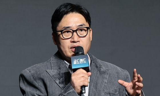 취재진 질문에 답하는 김성훈 감독
