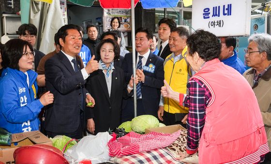 안성 중앙시장 상인들과 인사 나누는 정청래 대표와 추미애 후보