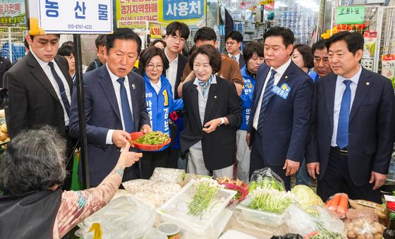 안성 중앙시장 상인들과 인사 나누는 정청래 대표와 추미애 후보